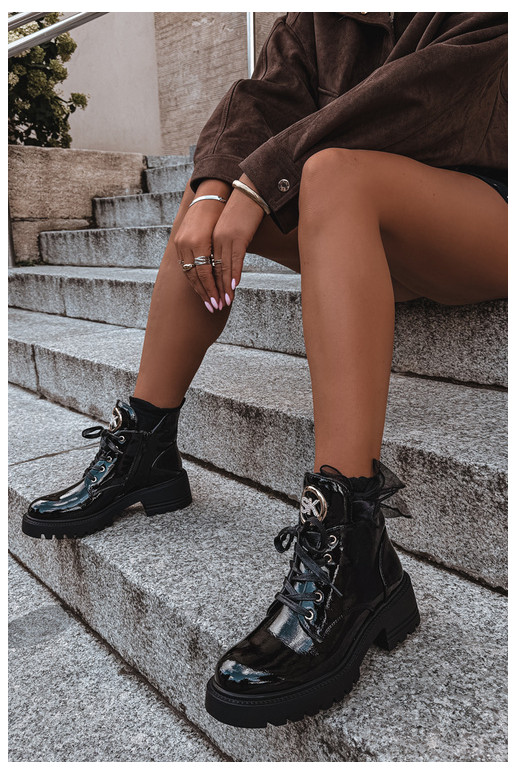 Warme enkellaarsjes met lak-effect en gouden details in zwart Kavirae