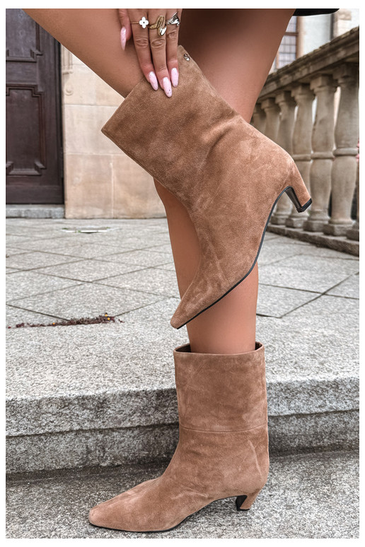 Warme instappers van faux suede met hakken in zand Tai turiciejka K7791-04
