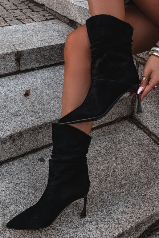 enkellaarsjes van faux suede met dunne hakken geïsoleerd met ruffles D&A JC62-1038 in zwart