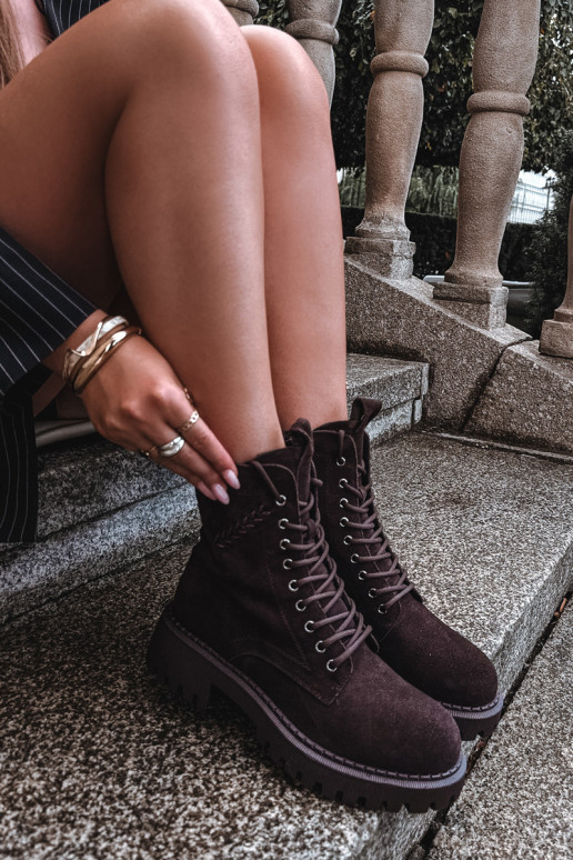 dameswerk enkellaarsjes van faux suede geïsoleerd D&A JC62-1035 in chocoladekleur