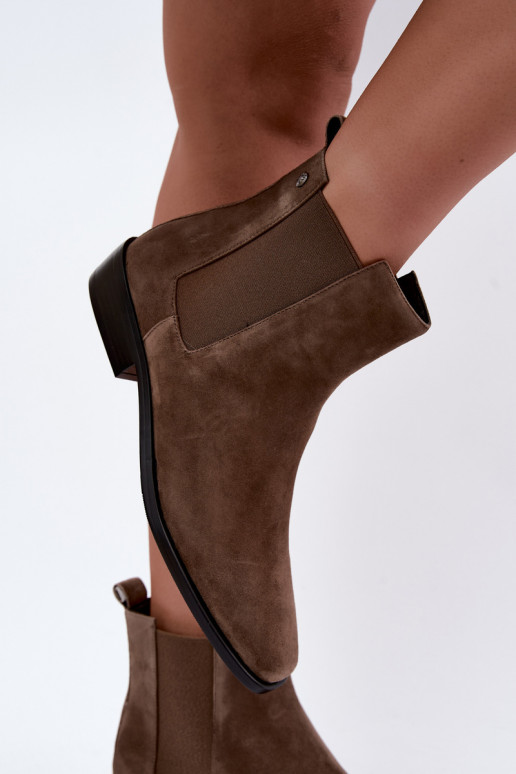 Geïsoleerde stijlvolle enkellaarsjes van faux suede Tai turiciejka K7758-04 in zandkleur