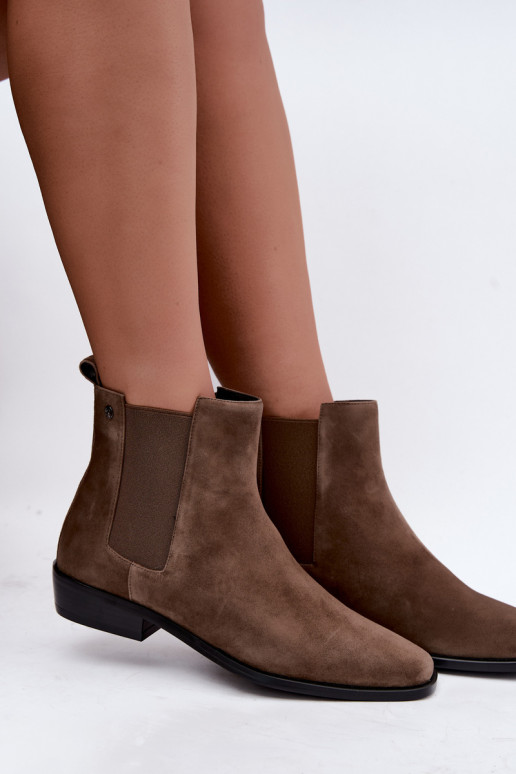 Geïsoleerde stijlvolle enkellaarsjes van faux suede Tai turiciejka K7758-04 in zandkleur