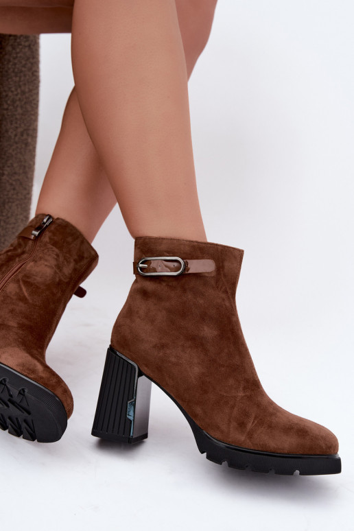 Gevoerde enkellaarsjes van faux suede met hakken Vinceza 91172 bruin
