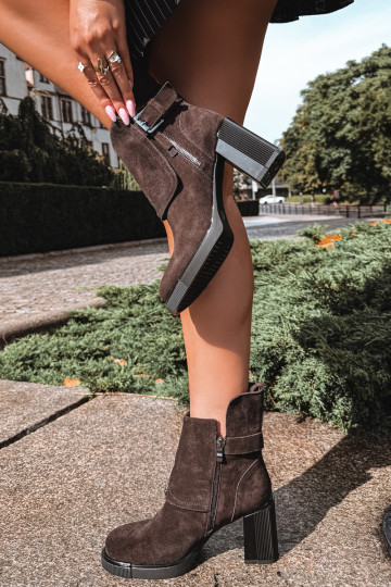 Chocolade enkellaarsjes van faux suede met hakken en gespen Vinceza 91152 2