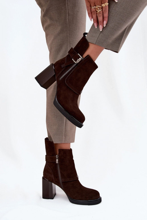 Chocolade enkellaarsjes van faux suede met hakken en gespen Vinceza 91152