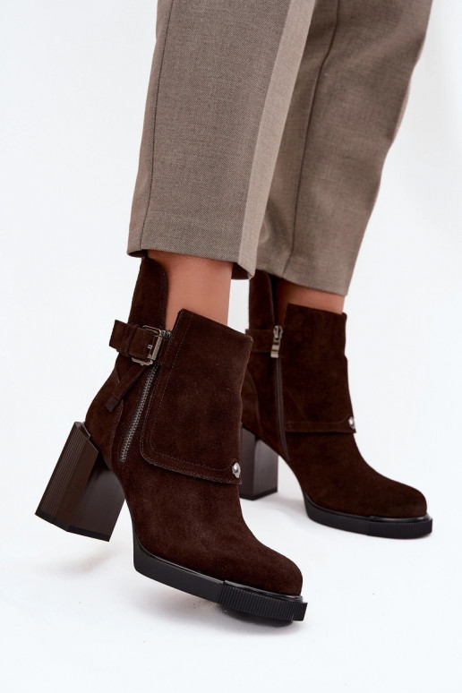Chocolade enkellaarsjes van faux suede met hakken en gespen Vinceza 91152