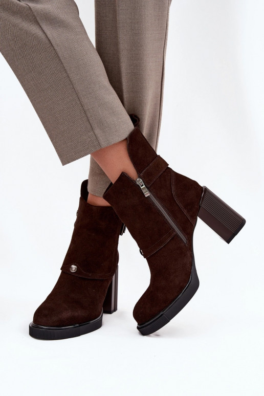 Chocolade enkellaarsjes van faux suede met hakken en gespen Vinceza 91152