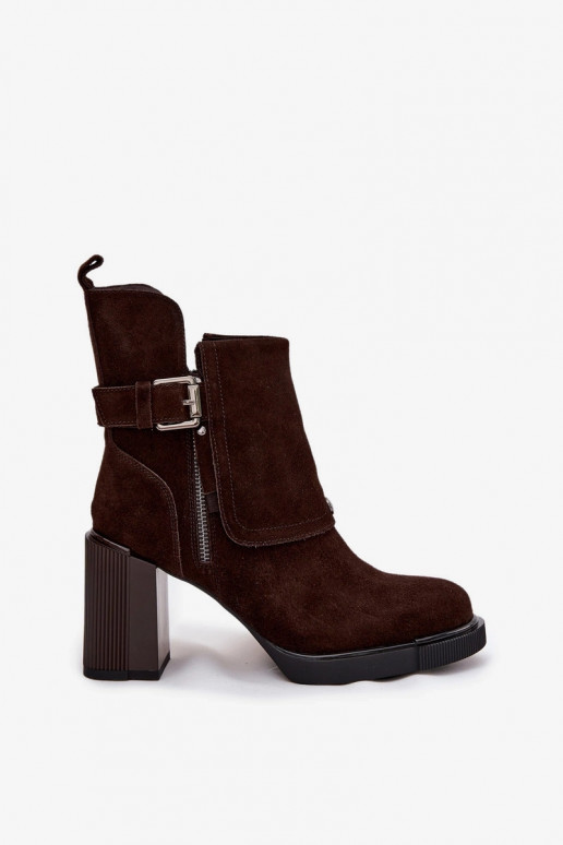 Chocolade enkellaarsjes van faux suede met hakken en gespen Vinceza 91152