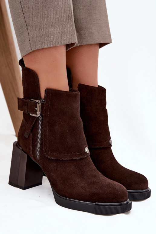 Chocolade enkellaarsjes van faux suede met hakken en gespen Vinceza 91152