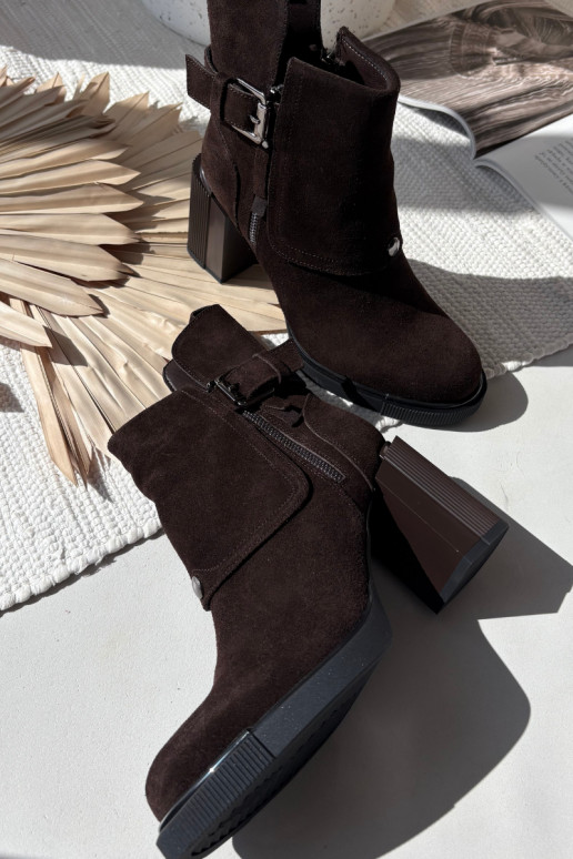 Chocolade enkellaarsjes van faux suede met hakken en gespen Vinceza 91152