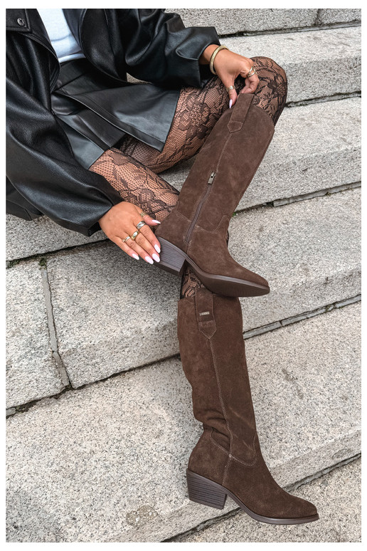 faux suede dameslaarzen tot de knie op een lage hak geïsoleerd Big Star UU274519 in chocoladekleur