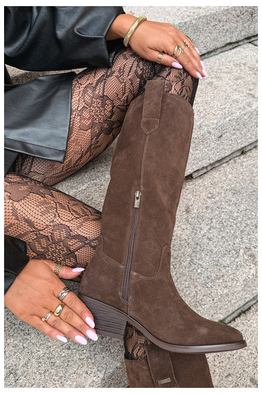 faux suede dameslaarzen tot de knie op een lage hak geïsoleerd Big Star UU274519 in chocoladekleur