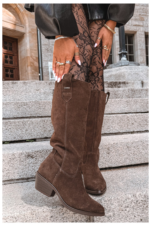 faux suede dameslaarzen tot de knie op een lage hak geïsoleerd Big Star UU274519 in chocoladekleur