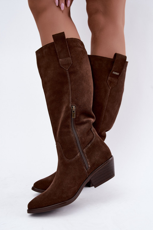 faux suede dameslaarzen tot de knie op een lage hak geïsoleerd Big Star UU274519 in chocoladekleur