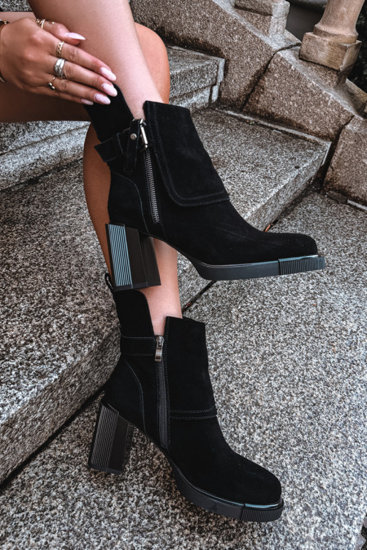 Zwarte enkellaarsjes van faux suede met hakken en gespen Vinceza 91152