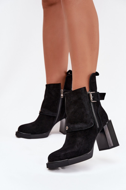 Zwarte enkellaarsjes van faux suede met hakken en gespen Vinceza 91152