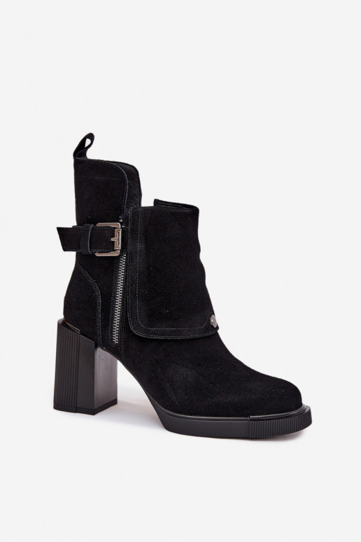 Zwarte enkellaarsjes van faux suede met hakken en gespen Vinceza 91152