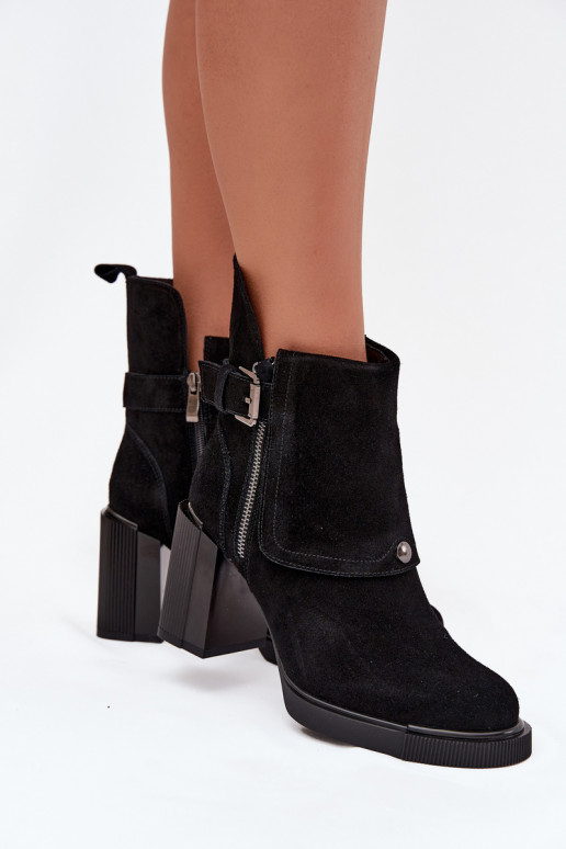 Zwarte enkellaarsjes van faux suede met hakken en gespen Vinceza 91152