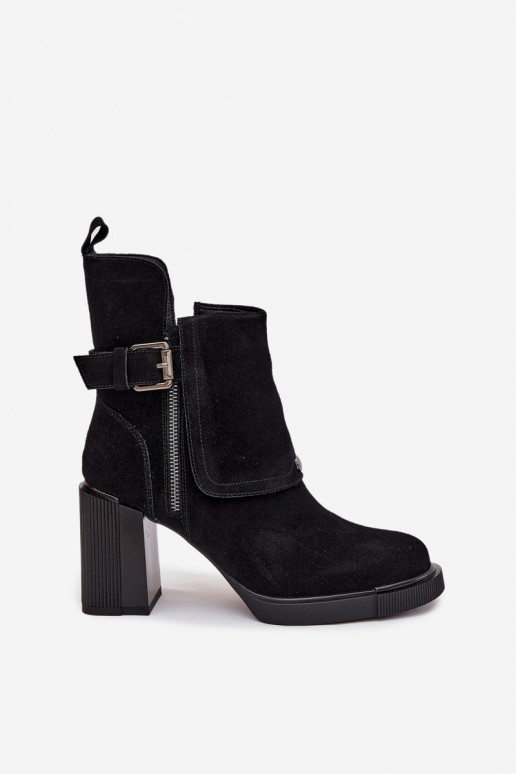 Zwarte enkellaarsjes van faux suede met hakken en gespen Vinceza 91152