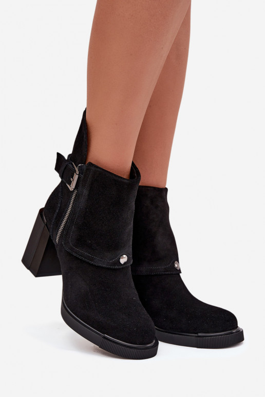 Zwarte enkellaarsjes van faux suede met hakken en gespen Vinceza 91152