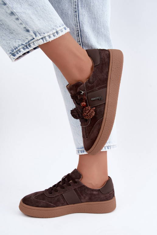 Faux suede sneakers met fluffy pompons Vinceza 79682 chocoladekleurig