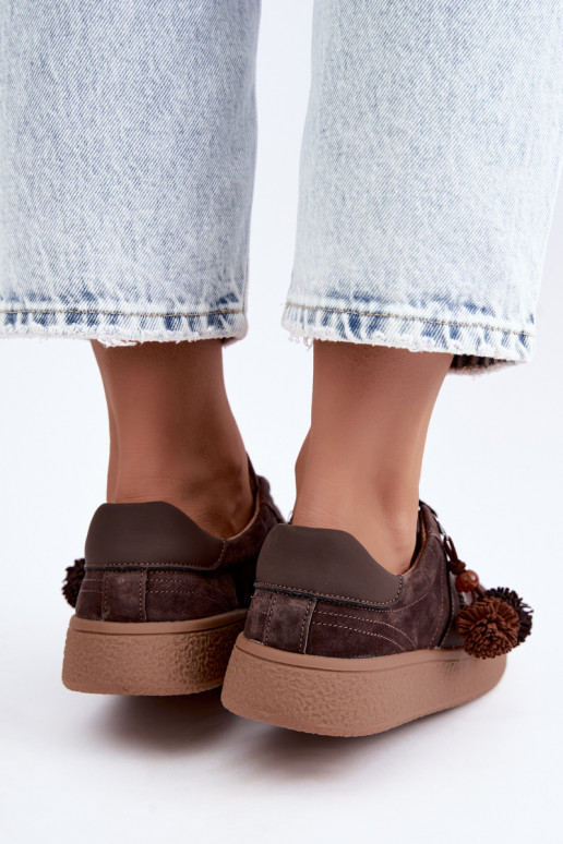 Faux suede sneakers met fluffy pompons Vinceza 79682 chocoladekleurig