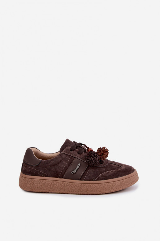 Faux suede sneakers met fluffy pompons Vinceza 79682 chocoladekleurig