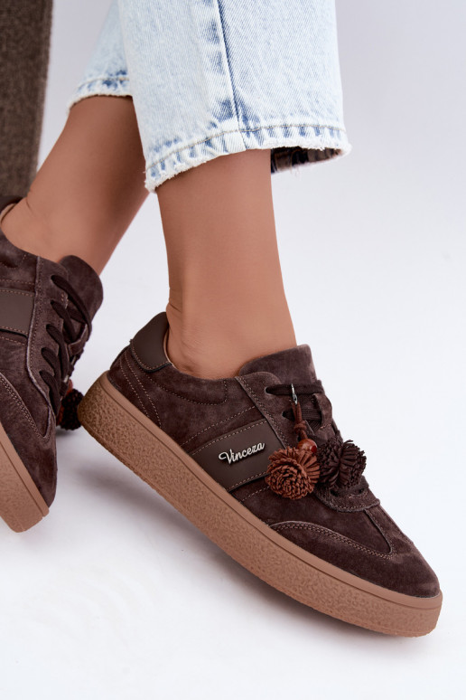 Faux suede sneakers met fluffy pompons Vinceza 79682 chocoladekleurig