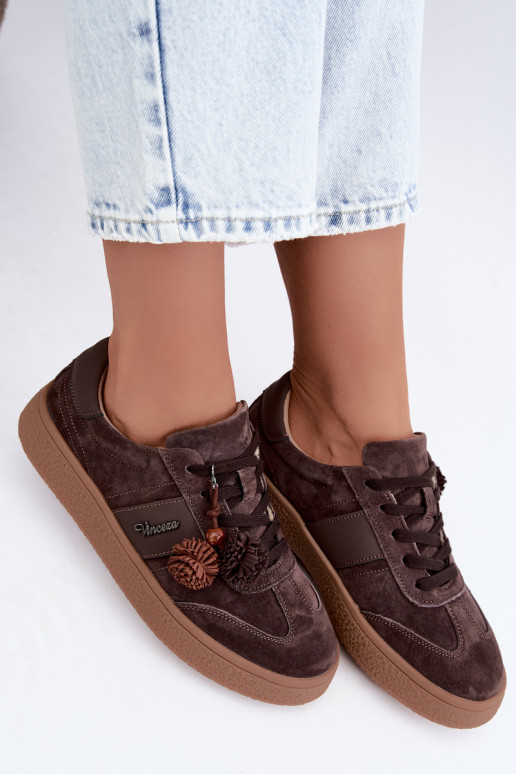 Faux suede sneakers met fluffy pompons Vinceza 79682 chocoladekleurig