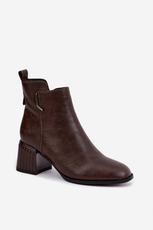 Leren enkellaarsjes met hakken geïsoleerd D&A CR62-3442 in chocoladekleur