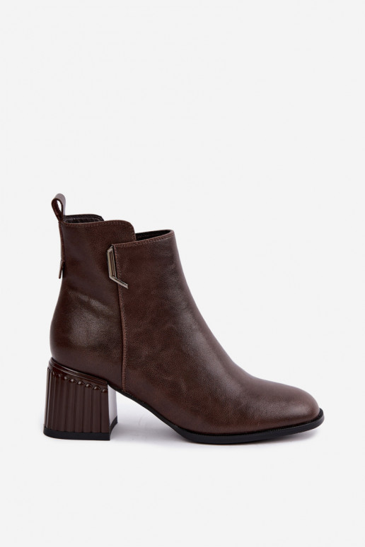 Leren enkellaarsjes met hakken geïsoleerd D&A CR62-3442 in chocoladekleur