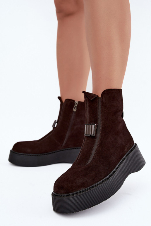 Enkellaarsjes van faux suede met plateau geïsoleerd D&A CR62-3448 in chocoladekleur
