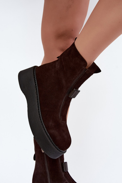 Enkellaarsjes van faux suede met plateau geïsoleerd D&A CR62-3448 in chocoladekleur