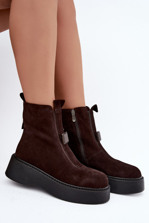 Enkellaarsjes van faux suede met plateau geïsoleerd D&A CR62-3448 in chocoladekleur