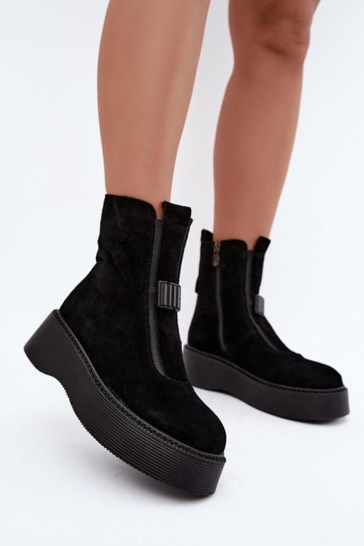 Enkellaarsjes van faux suede met plateau geïsoleerd D&A CR62-3448 in zwarte kleur