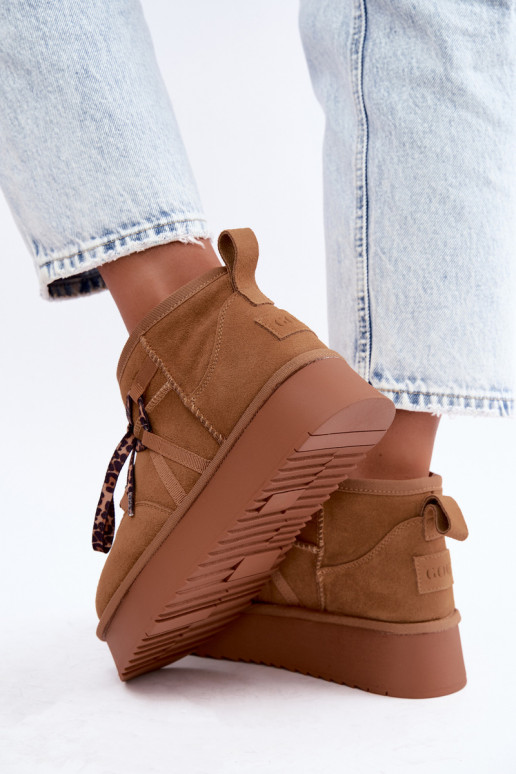 Bruine faux suede sneeuwlaarzen met platform en stijlvolle details GOE UU2N4920