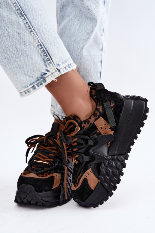 Zwarte sneakers van faux suede met platform en details in panterprint GOE UU2N4017