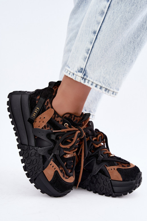 Zwarte sneakers van faux suede met platform en details in panterprint GOE UU2N4017
