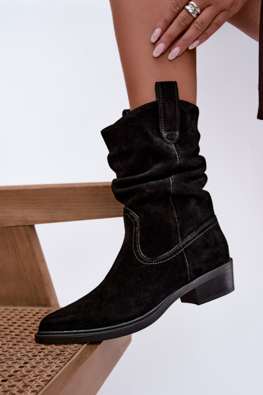 Zwarte cowboy-stijl enkellaarsjes van faux suede geïsoleerd Sergio Leone BT-16