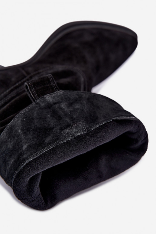 Zwarte cowboy-stijl enkellaarsjes van faux suede geïsoleerd Sergio Leone BT-16