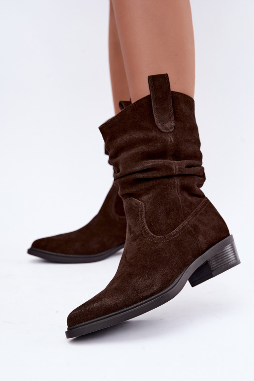 Bruine cowboy-stijl enkellaarsjes van faux suede geïsoleerd Sergio Leone BT-16