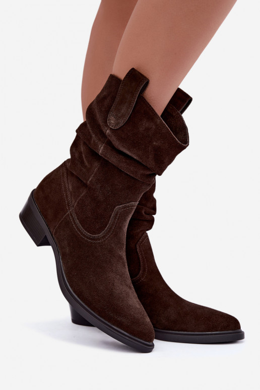 Bruine cowboy-stijl enkellaarsjes van faux suede geïsoleerd Sergio Leone BT-16
