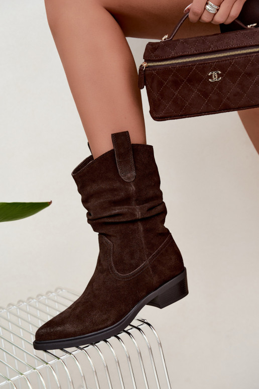 Bruine cowboy-stijl enkellaarsjes van faux suede geïsoleerd Sergio Leone BT-16