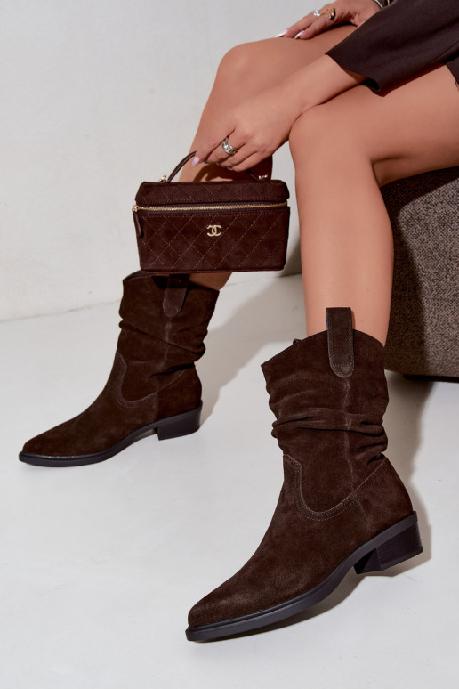 Bruine cowboy-stijl enkellaarsjes van faux suede geïsoleerd Sergio Leone BT-16