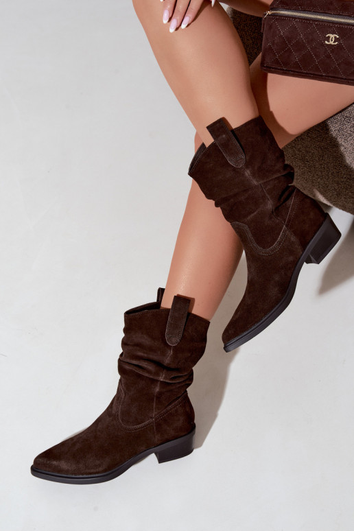 Bruine cowboy-stijl enkellaarsjes van faux suede geïsoleerd Sergio Leone BT-16