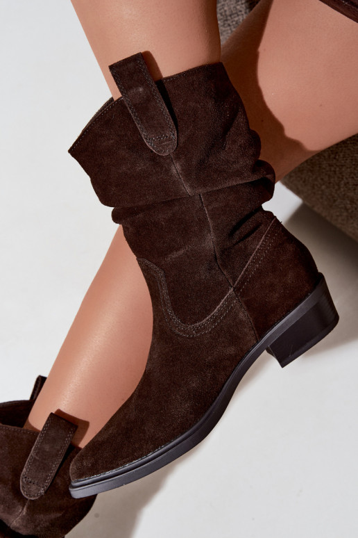 Bruine cowboy-stijl enkellaarsjes van faux suede geïsoleerd Sergio Leone BT-16