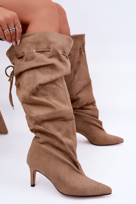Geïsoleerde slip-on kniehoge laarzen met dunne hakken en stijlvolle details in zandkleur Tivel