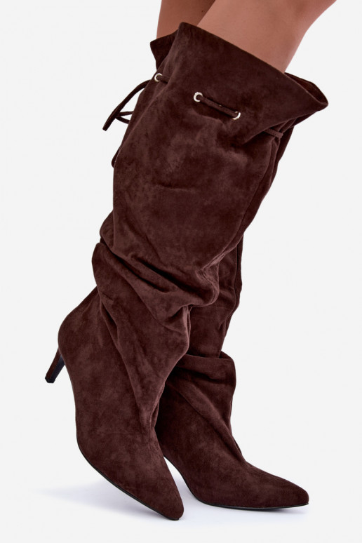 warme instapkniehoge laarzen met dunne hakken en stijlvolle details in chocolade kleur Tivelle