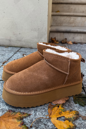 Zandkleurige schoenen met zwarte accenten en een dikke zool 2
