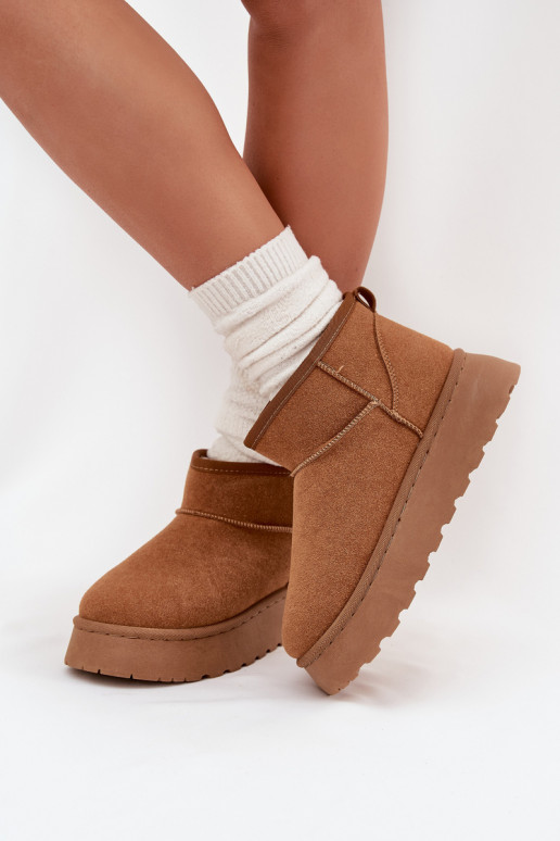 Zandkleurige schoenen met zwarte accenten en een dikke zool